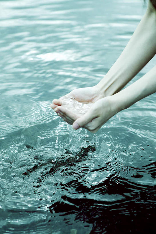 东方人,一个人,站,捧,竖图,俯视,室外,特写,白天,旅游,度假,河流,水,亚洲,仅一个年轻女性,仅一个女性,仅一个人,飞溅,溅,液体,河水,水滴,水流,黄种人,娱乐,水珠,站着,享受,休闲,放松,喷洒,年轻女性,女人,女性,亚洲人,端,端着,捧着,手捧,站立,半身,彩图,高角度拍摄