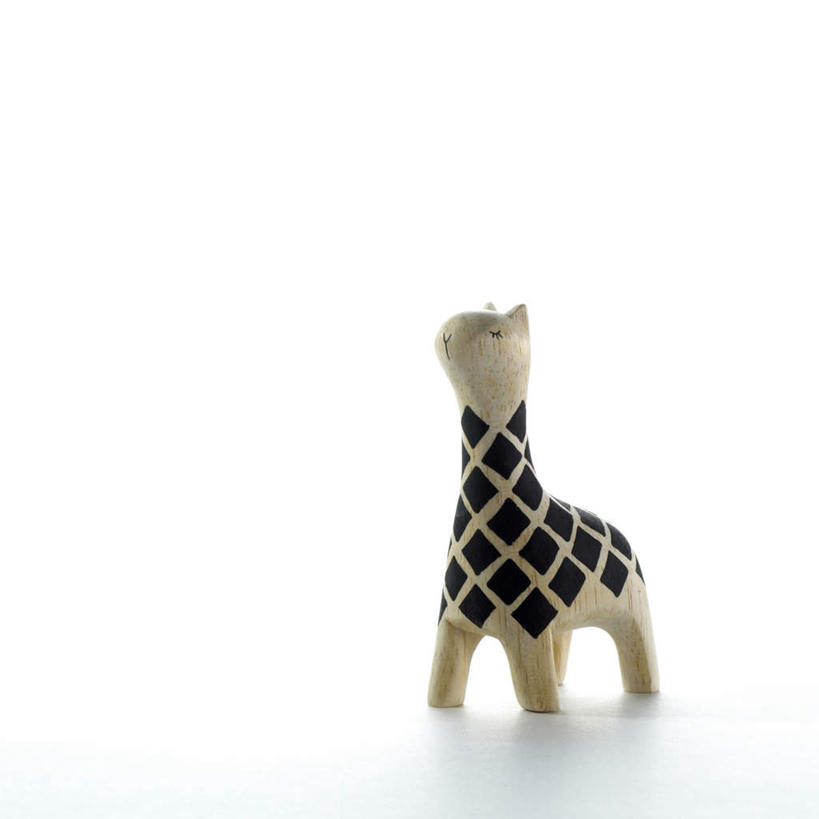 无人,方图,室内,特写,白天,白色背景,正面,游戏,桌面,桌子,哺乳动物,长颈鹿,静物,玩具,木雕,雕塑,艺术,装饰,木制,雕刻,雕像,玩,娱乐,一个,动物,木制品,工艺品,休闲,益智,摄影,影棚,单个,活动,纪念,美术,发泄,消遣,智力,主题,陈列,功能,美学,宣泄,玩耍,嬉戏,彩图,全身,影棚拍摄,拍摄