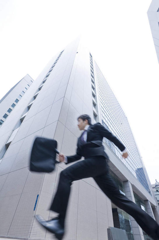 东方人,一个人,商务人士,商务男性,高楼大厦,跳,竖图,室外,白天,仰视,衬衫,大厦,建筑,摩天大楼,亚洲,仅一个男性,仅一个人,套装,朦胧,模糊,包,公文包,云,云朵,拿,云彩,拿着,注视,黄种人,仅一个年轻男性,白云,天空,天,观察,看,公事包,观看,察看,关注,商务装,工薪阶层,男人,男性,年轻男性,亚洲人,白领,上班族,跳跃,半身,彩图,低角度拍摄,衬衣,大楼,高层建筑,高楼,摩天楼