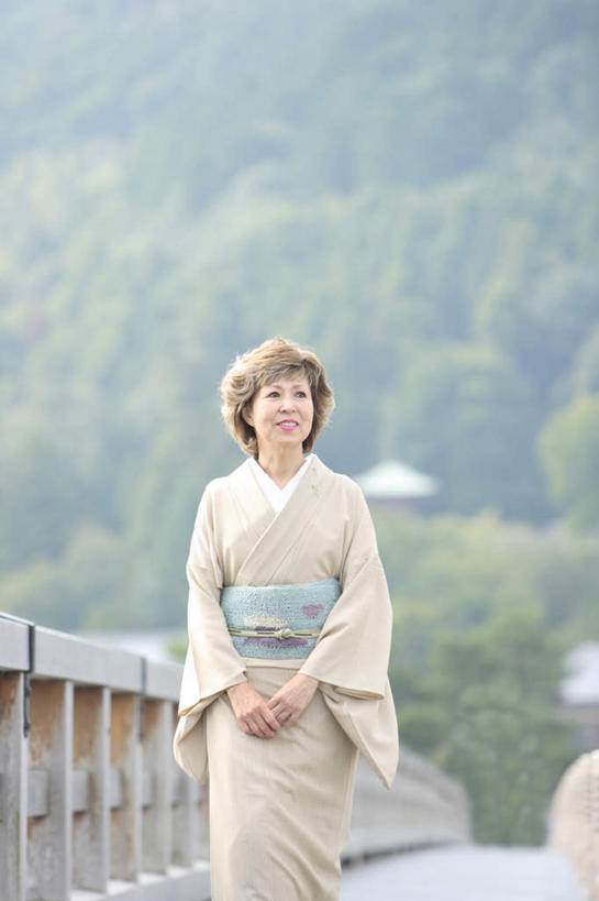 东方人,一个人,栏杆,站,笑,微笑,竖图,室外,白天,正面,民族服装,植物,道路,街道,路,公路,亚洲,仅一个女性,仅一个人,阴影,和服,朦胧,模糊,光线,影子,围栏,交通,注视,黄种人,护栏,树,树木,绿色,黑色,阳光,自然,观察,看,站着,仅一个中年女性,服饰,生长,成长,观看,察看,关注,吴服,唐草,唐花,唐锦,女人,女性,中年女性,亚洲人,马路,站立,半身,彩图,传统服装,民俗服,短发