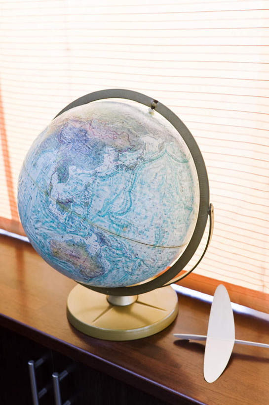 无人,竖图,俯视,室内,特写,白天,仪器,海洋,桌面,桌子,飞机,静物,地图,艺术,网格,地球仪,线条,折纸,纸艺,手工艺品,世界地图,地球,陆地,全球,文化,球,两个,经纬线,模型,工艺品,球体,地理,国家,纸飞机,大陆,世界,高雅,纬线,版图,经线,经纬仪,地理学,工艺折纸,自信心,品位,彩图,高角度拍摄,大洋,大洲