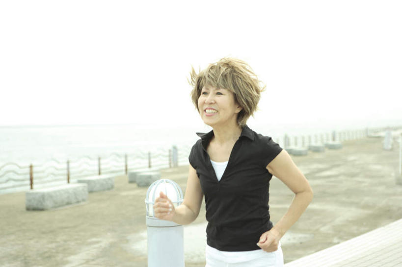 东方人,一个人,栏杆,跑,横图,室外,白天,正面,锻炼,运动,海浪,海洋,沙滩,道路,路,公路,亚洲,仅一个女性,仅一个人,服装,朦胧,模糊,沙子,海岸,浪花,水平线,云,云朵,围栏,辽阔,棕色,交通,海平线,沙地,云彩,注视,休闲装,黄种人,护栏,衣服,白云,天空,海水,天,观察,看,仅一个中年女性,休闲,广阔,休闲服,服饰,观看,一望无际,察看,关注,海景,无边无际,一马平川,体育,女人,女性,中年女性,亚洲人,大海,风浪,海,海水的波动,海滩,近岸浪,涌浪,马路,跑步,半身,彩图,健身,水天相接,水天一线,短发