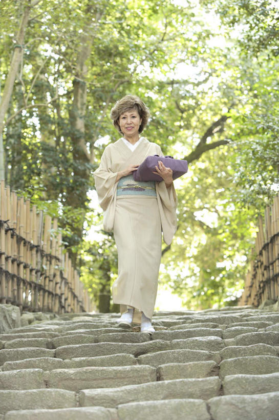 东方人,一个人,走,竖图,室外,白天,仰视,植物,楼梯,亚洲,仅一个女性,仅一个人,阴影,光线,木制,木盒,影子,阶梯,拿,拿着,注视,黄种人,台阶,树,树木,绿色,阳光,自然,木制品,容器,观察,看,仅一个中年女性,生长,成长,观看,储藏,察看,储存,关注,女人,女性,中年女性,亚洲人,步行,走路,彩图,低角度拍摄,全身,贮存