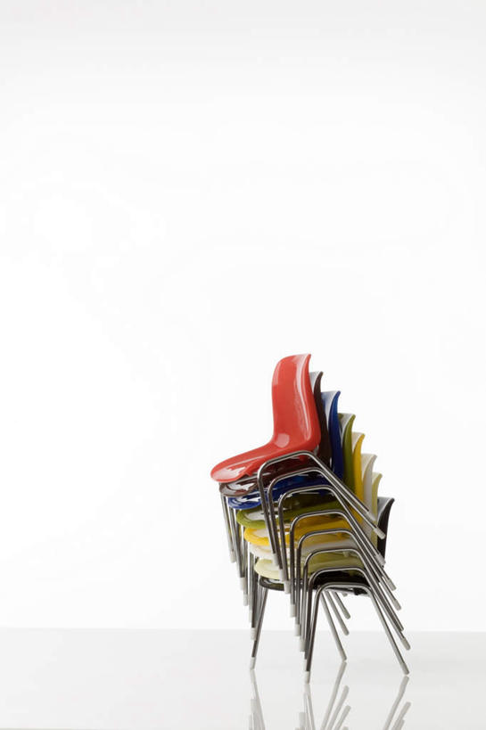 无人,竖图,室内,白天,白色背景,正面,静物,椅子,一堆,许多,堆叠,堆积,塑料,红色,蓝色,绿色,塑料制品,摄影,影棚,堆,彩图,影棚拍摄,拍摄