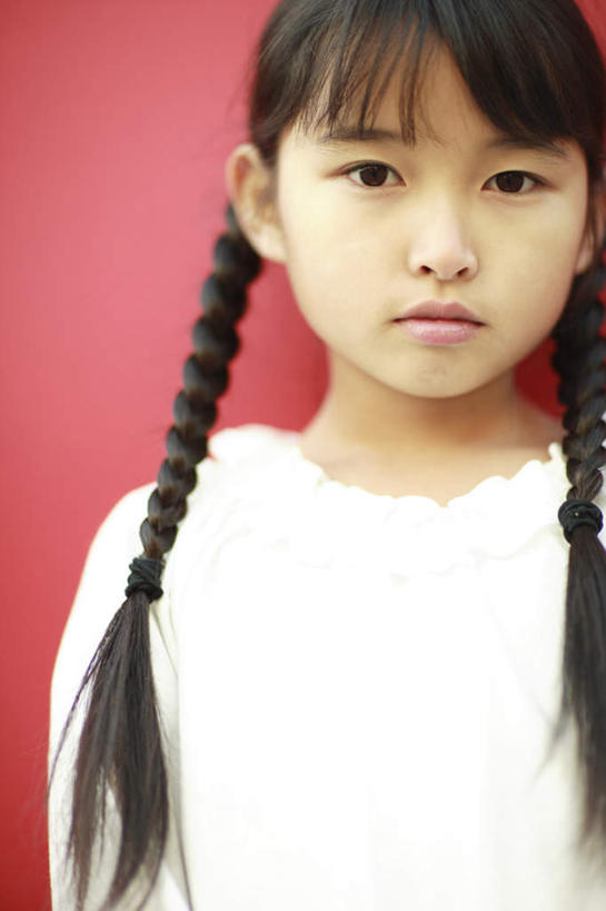 东方人,儿童,一个人,站,笑,微笑,竖图,室内,白天,正面,纯洁,草地,草坪,亚洲,仅一个女性,仅一个人,两根,红色背景,服装,休闲装,黄种人,草,小孩,衣服,白色,黑色,站着,仅一个小孩,休闲,休闲服,可爱,童年,童趣,摄影,服饰,影棚,麻花辫,童真,烂漫,无邪,天真,女孩,女人,女性,亚洲人,孩子,长发,站立,半身,彩图,影棚拍摄,拍摄,女生