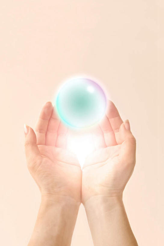 东方人,手,一个人,站,捧,竖图,室内,特写,白天,正面,亚洲,双手,仅一个年轻女性,仅一个女性,仅一个人,粉色背景,梦幻,透明,发光,光束,水晶,光亮,黄种人,一个,站着,球体,手部,水晶球,摄影,有机食品,绿色食品,影棚,单个,未来,发亮,憧憬,年轻女性,女人,女性,亚洲人,端,端着,捧着,手捧,站立,半身,彩图,影棚拍摄,拍摄