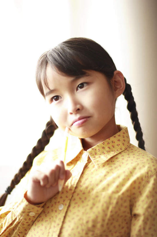 东方人,儿童,一个人,站,笑,微笑,竖图,室外,白天,正面,衬衫,纯洁,亚洲,仅一个女性,仅一个人,朦胧,模糊,注视,黄种人,小孩,黄色,观察,看,站着,仅一个小孩,可爱,童年,童趣,观看,察看,关注,童真,烂漫,无邪,天真,女孩,女人,女性,亚洲人,孩子,站立,半身,彩图,衬衣,女生