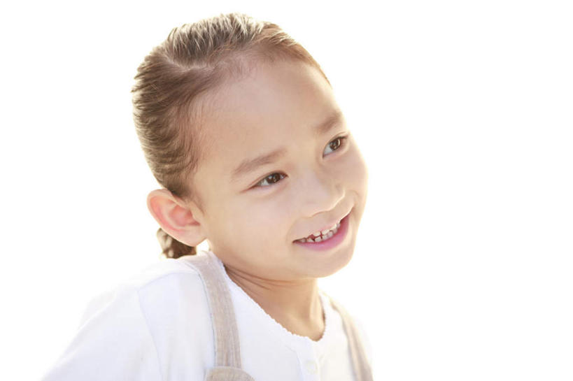 东方人,儿童,脸,头,脸颊,一个人,站,笑,微笑,露齿笑,横图,室内,特写,白天,正面,纯洁,亚洲,仅一个女性,仅一个人,阴影,服装,反射,影子,注视,休闲装,黄种人,肩膀,小孩,衣服,白色,观察,看,站着,仅一个小孩,休闲,休闲服,可爱,童年,童趣,服饰,观看,察看,关注,童真,烂漫,无邪,天真,女孩,女人,女性,亚洲人,孩子,头部,脸部,脸蛋,面部,站立,半身,彩图,女生