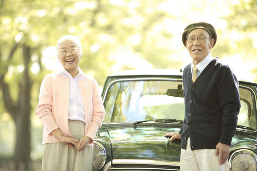 东方人,两个人,夫妻,站,笑,微笑,露齿笑,横图,室外,白天,正面,毛衣,爱情,植物,汽车,帽子,亚洲,阴影,朦胧,模糊,光线,眼镜,影子,浪漫,注视,黄种人,车,树,树木,绿色,阳光,自然,交通工具,轿车,观察,看,站着,恩爱,恋人,生长,成长,观看,察看,关注,载具,贝雷帽,近视眼镜,老年男性,老年女性,男人,男性,女人,女性,亚洲人,夫妇,情侣,站立,半身,彩图,绒衣,套衫,套头毛衣,线衣,伴侣