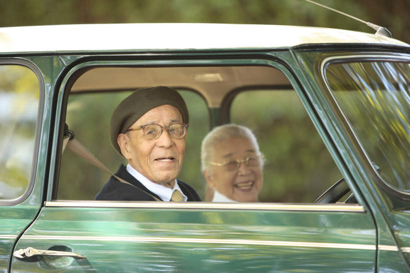 东方人,两个人,夫妻,坐,笑,微笑,露齿笑,横图,室外,白天,正面,爱情,植物,汽车,帽子,亚洲,阴影,朦胧,模糊,光线,眼镜,影子,浪漫,扭头,注视,黄种人,车,树,树木,绿色,阳光,自然,交通工具,轿车,观察,看,转头,恩爱,恋人,生长,成长,观看,察看,关注,载具,贝雷帽,近视眼镜,老年男性,老年女性,男人,男性,女人,女性,亚洲人,夫妇,情侣,坐着,半身,彩图,伴侣