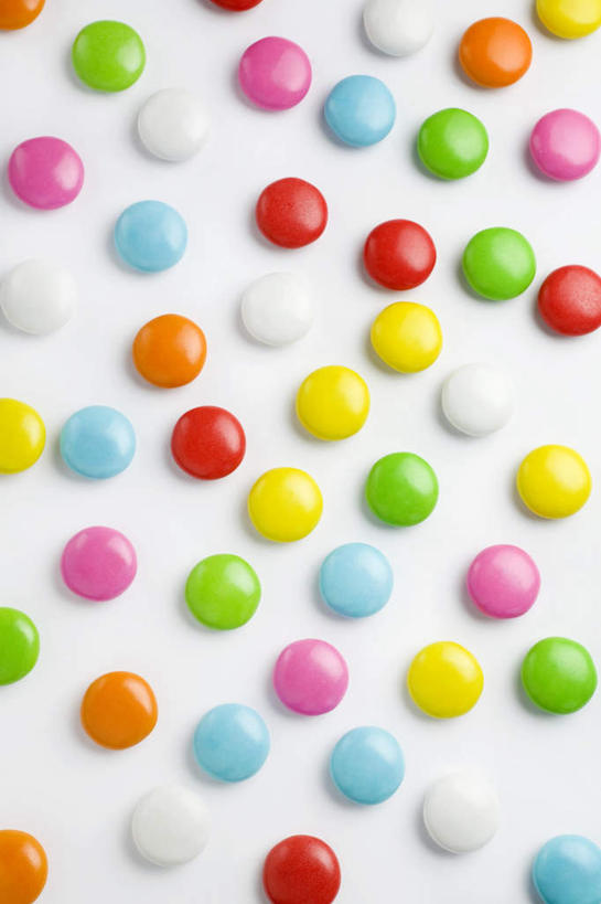 无人,竖图,俯视,室内,特写,白天,白色背景,静物,一排,许多,整齐,食品,糖,糖果,甜点,甜品,软糖,食物,排列,粉色,蓝色,绿色,紫色,白色,甜食,摄影,影棚,队列,彩图,高角度拍摄,影棚拍摄,拍摄