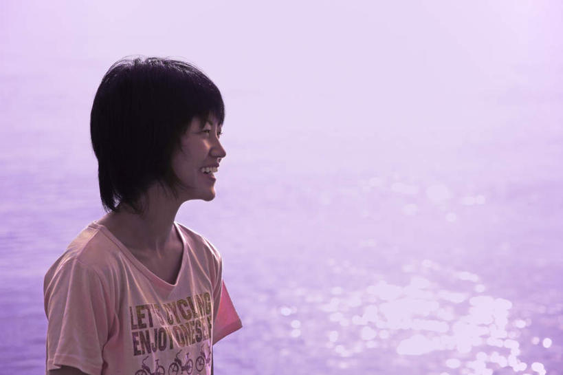 东方人,一个人,站,笑,微笑,露齿笑,横图,室外,白天,正面,T恤衫,海浪,海洋,亚洲,仅一个年轻女性,仅一个女性,仅一个人,服装,朦胧,模糊,浪花,T恤,注视,休闲装,黄种人,衣服,海水,观察,看,站着,休闲,休闲服,服饰,观看,察看,关注,海景,年轻女性,女人,女性,亚洲人,大海,风浪,海,海水的波动,近岸浪,涌浪,站立,半身,彩图