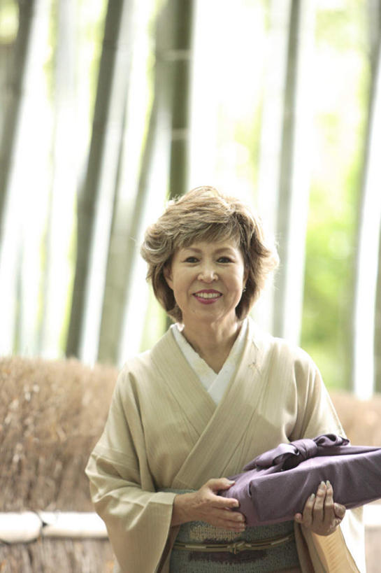 盒饭,东方人,一个人,站,捧,竖图,室外,白天,正面,民族服装,植物,亚洲,仅一个女性,仅一个人,阴影,和服,朦胧,模糊,光线,木制,便当,木盒,影子,棕色,注视,黄种人,树,树木,绿色,阳光,自然,木制品,容器,观察,看,站着,仅一个中年女性,便捷,服饰,生长,成长,观看,储藏,察看,便利,储存,关注,吴服,唐草,唐花,唐锦,快捷,弁当,女人,女性,中年女性,亚洲人,端,端着,捧着,手捧,站立,半身,彩图,传统服装,民俗服,贮存,短发