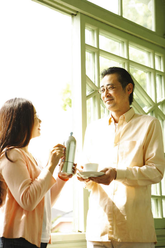 东方人,两个人,夫妻,站,竖图,室内,白天,侧面,爱情,窗户,杯子,亚洲,阴影,服装,反射,瓷器,壶,眼镜,影子,咖啡杯,陶瓷制品,浪漫,拿,拿着,休闲装,黄种人,玻璃窗,相视,水壶,衣服,黑色,茶壶,站着,休闲,面对面,休闲服,恩爱,恋人,服饰,对视,瓷杯,相对,近视眼镜,相看,男人,男性,女人,女性,中年男性,中年女性,亚洲人,长发,夫妇,情侣,站立,半身,彩图,伴侣