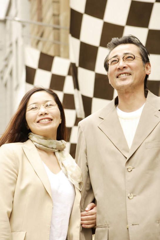 东方人,两个人,夫妻,站,笑,微笑,露齿笑,竖图,室内,白天,仰视,爱情,亚洲,条纹,服装,装饰,格子,丝巾,浪漫,注视,休闲装,黄种人,衣服,围巾,观察,看,站着,休闲,温暖,休闲服,恩爱,恋人,服饰,围脖,观看,保暖,华丽,点缀,察看,御寒,关注,衬托,美观,雅致,雅观,男人,男性,女人,女性,中年男性,中年女性,亚洲人,夫妇,情侣,站立,半身,彩图,低角度拍摄,伴侣