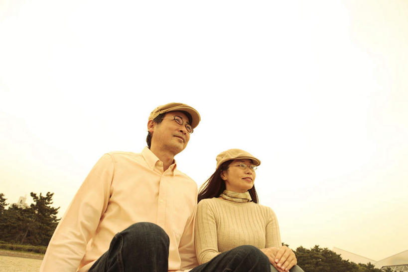 东方人,两个人,夫妻,坐,笑,微笑,横图,室外,白天,仰视,爱情,日落,植物,帽子,亚洲,服装,眼镜,晚霞,霞光,浪漫,注视,休闲装,黄种人,树,树木,衣服,绿色,自然,黄昏,观察,看,休闲,休闲服,彩霞,恩爱,恋人,服饰,生长,成长,观看,察看,关注,贝雷帽,近视眼镜,男人,男性,女人,女性,中年男性,中年女性,亚洲人,夫妇,情侣,夕阳,坐着,半身,彩图,低角度拍摄,伴侣