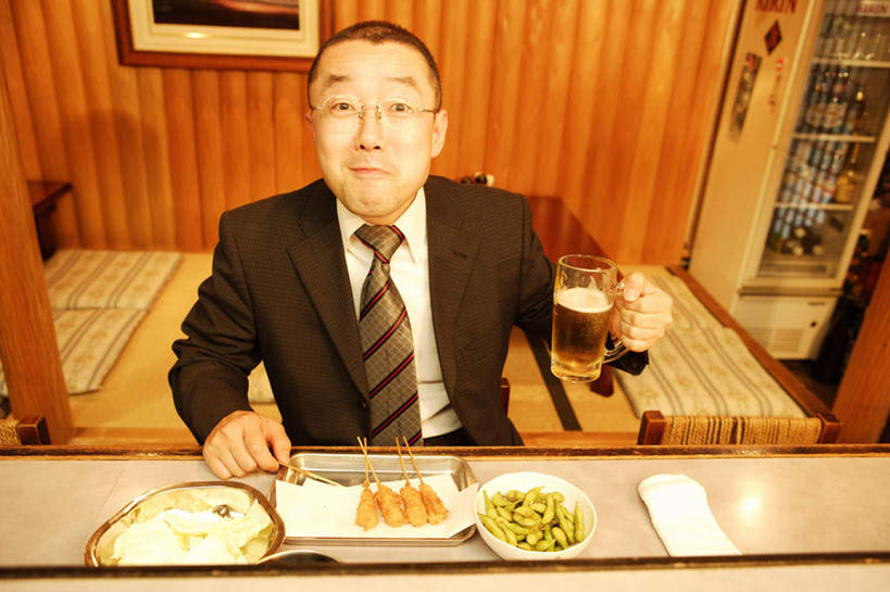 海鲜,东方人,一个人,商务人士,商务男性,餐厅,坐,横图,俯视,室内,白天,衬衫,植物,餐桌,桌子,豆,大豆,杯子,餐具,亚洲,仅一个男性,仅一个人,仅一个中年男性,套装,碟子,盘,眼镜,豆类,豆子,毛豆,虾,拿,拿着,黄种人,水产,海洋生物,玻璃制品,黑色,盘子,酒杯,啤酒杯,碟,餐台,水生动物,海产品,商务装,水生物,近视眼镜,工薪阶层,海底动物,豆科,枝豆,男人,男性,中年男性,亚洲人,白领,上班族,玻璃杯,黄豆,坐着,半身,彩图,高角度拍摄,衬衣,餐馆,饭店,饭馆,短发