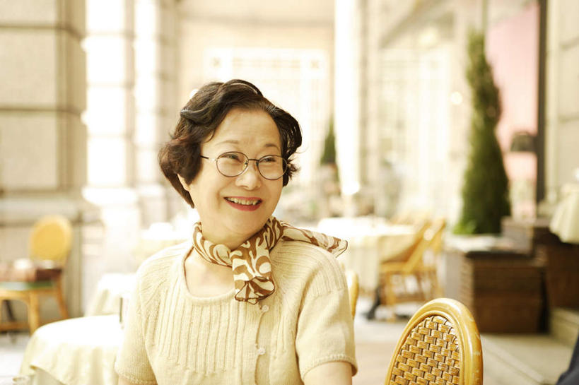 东方人,一个人,坐,笑,微笑,露齿笑,横图,室内,白天,正面,餐桌,桌子,椅子,亚洲,仅一个女性,仅一个人,朦胧,模糊,装饰,眼镜,木椅,注视,黄种人,围巾,观察,看,温暖,仅一个老年女性,餐台,围脖,观看,保暖,华丽,点缀,察看,御寒,关注,近视眼镜,衬托,美观,雅致,雅观,老年女性,女人,女性,亚洲人,坐着,半身,彩图