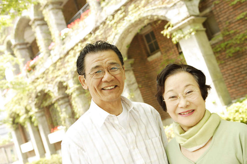 东方人,老年人,脸,头,脸颊,家庭,夫妻,家,站,笑,微笑,露齿笑,横图,室外,特写,白天,正面,爱情,别墅,亚洲,服装,朦胧,模糊,眼镜,房屋,屋子,公寓,浪漫,注视,休闲装,黄种人,洋房,楼房,肩膀,住宅,衣服,黑色,观察,看,站着,休闲,温暖,温馨,一家人,休闲服,恩爱,恋人,服饰,观看,和睦,察看,关注,近视眼镜,老年男性,老年女性,男人,男性,女人,女性,亚洲人,头部,脸部,脸蛋,面部,夫妇,情侣,站立,半身,彩图,房子,伴侣,融洽,短发