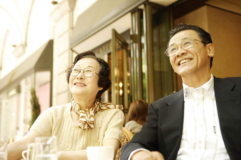 东方人,老年人,两个人,家庭,夫妻,餐厅,坐,笑,微笑,露齿笑,横图,室外,白天,仰视,爱情,窗户,杯子,亚洲,装饰,瓷器,咖啡杯,陶瓷制品,浪漫,注视,黄种人,玻璃窗,玻璃制品,黑色,水杯,围巾,观察,看,温暖,温馨,一家人,恩爱,恋人,围脖,观看,保暖,华丽,点缀,和睦,察看,御寒,关注,瓷杯,衬托,美观,雅致,雅观,老年男性,老年女性,男人,男性,女人,女性,亚洲人,夫妇,情侣,玻璃杯,坐着,半身,彩图,低角度拍摄,餐馆,饭店,饭馆,伴侣,融洽,短发