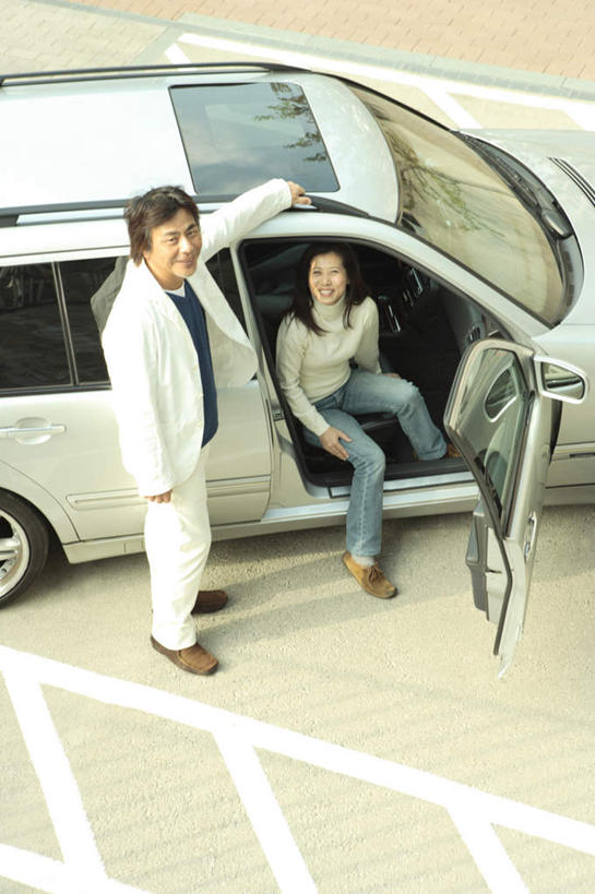 东方人,中年人,两个人,家庭,夫妻,站,坐,竖图,俯视,室外,白天,爱情,道路,路,公路,汽车,亚洲,服装,交通,浪漫,注视,休闲装,黄种人,车,衣服,交通工具,轿车,看,站着,休闲,温暖,温馨,一家人,休闲服,恩爱,恋人,服饰,和睦,关注,载具,男人,男性,女人,女性,中年男性,中年女性,亚洲人,夫妇,情侣,马路,抬头,仰头,站立,坐着,彩图,高角度拍摄,全身,伴侣,融洽