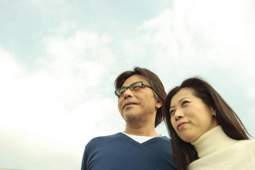 东方人,中年人,脸,头,脸颊,两个人,家庭,夫妻,站,笑,微笑,横图,室外,特写,白天,仰视,爱情,亚洲,服装,眼镜,云,云朵,浪漫,云彩,注视,休闲装,黄种人,肩膀,衣服,蓝色,黑色,白云,蓝天,天空,天,观察,看,站着,休闲,温暖,温馨,一家人,休闲服,恩爱,恋人,服饰,观看,和睦,察看,关注,近视眼镜,男人,男性,女人,女性,中年男性,中年女性,亚洲人,头部,长发,脸部,脸蛋,面部,夫妇,情侣,站立,半身,彩图,低角度拍摄,伴侣,融洽