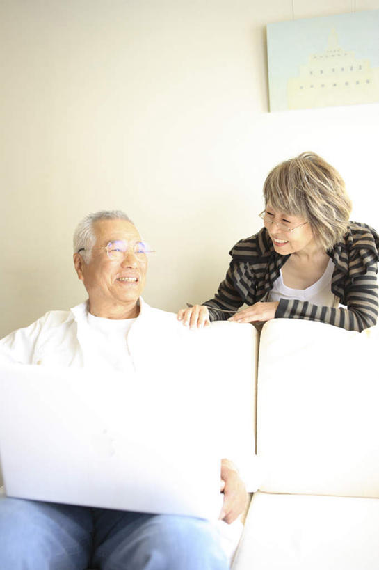 东方人,两个人,家庭,父亲,女儿,客厅,站,坐,笑,微笑,露齿笑,竖图,室内,白天,正面,电脑,笔记本电脑,沙发,亚洲,服装,网络,眼镜,墙,棕色,注视,休闲装,黄种人,通讯设备,墙壁,墙面,衣服,观察,看,站着,休闲,温暖,温馨,父女,一家人,休闲服,父爱,服饰,观看,和睦,察看,无线,起居室,关注,通信设备,无线网络,近视眼镜,无线上网,便携式电脑,手提电脑,老年男性,男人,男性,女人,女性,中年女性,亚洲人,站立,坐着,半身,彩图,融洽,短发,皮沙发