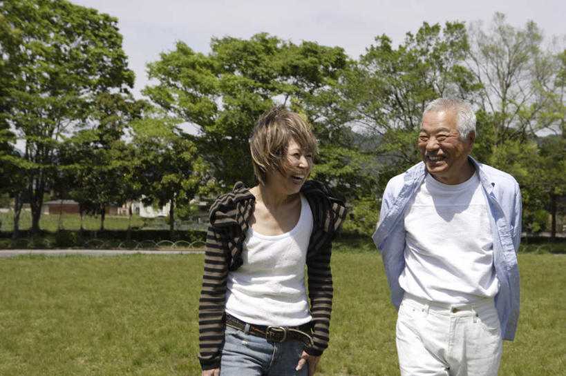 东方人,两个人,家庭,父亲,女儿,站,笑,微笑,露齿笑,横图,室外,白天,正面,草地,草坪,植物,亚洲,阴影,服装,光线,影子,云,云朵,云彩,注视,休闲装,黄种人,草,树,树木,衣服,蓝色,绿色,白云,蓝天,天空,阳光,自然,天,观察,看,站着,休闲,温暖,温馨,父女,一家人,休闲服,父爱,服饰,生长,成长,观看,和睦,察看,关注,老年男性,男人,男性,女人,女性,中年女性,亚洲人,站立,半身,彩图,融洽