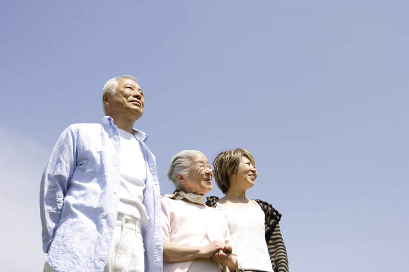 东方人,老年人,三个人,家庭,夫妻,站,笑,微笑,横图,室外,白天,仰视,爱情,亚洲,阴影,服装,光线,眼镜,影子,云,云朵,棕色,浪漫,云彩,注视,休闲装,黄种人,衣服,蓝色,黑色,白云,蓝天,天空,阳光,天,观察,看,站着,休闲,温暖,温馨,一家人,休闲服,恩爱,恋人,服饰,观看,和睦,察看,关注,近视眼镜,老年男性,老年女性,男人,男性,女人,女性,中年女性,亚洲人,夫妇,情侣,站立,半身,彩图,低角度拍摄,伴侣,融洽,短发