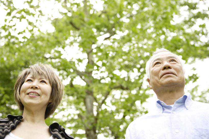 东方人,脸,头,脸颊,两个人,家庭,父亲,女儿,站,笑,微笑,露齿笑,横图,室外,白天,仰视,植物,亚洲,阴影,服装,朦胧,模糊,光线,影子,棕色,注视,休闲装,黄种人,肩膀,树,树木,衣服,绿色,阳光,自然,观察,看,站着,休闲,温暖,温馨,父女,一家人,休闲服,父爱,服饰,生长,成长,观看,和睦,察看,关注,老年男性,男人,男性,女人,女性,中年女性,亚洲人,头部,脸部,脸蛋,面部,站立,半身,彩图,低角度拍摄,融洽,短发