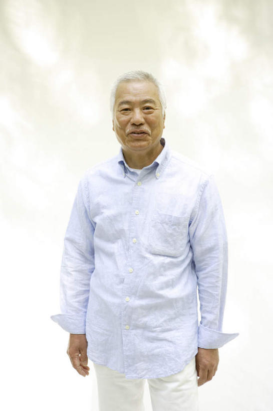 东方人,一个人,站,笑,微笑,竖图,室外,白天,正面,衬衫,亚洲,仅一个男性,仅一个人,阴影,光线,影子,墙,注视,黄种人,墙壁,墙面,蓝色,阳光,观察,看,站着,仅一个老年男性,观看,察看,关注,老年男性,男人,男性,亚洲人,站立,半身,彩图,衬衣