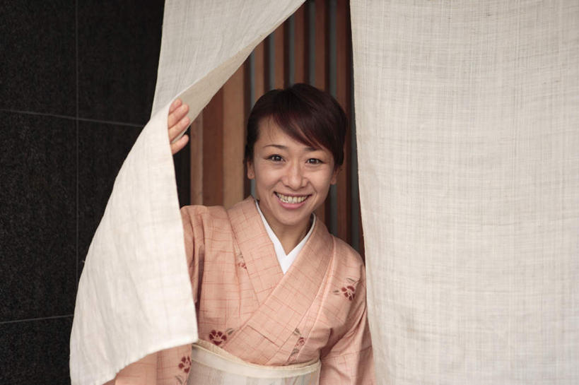 东方人,一个人,站,笑,微笑,露齿笑,横图,室内,白天,正面,民族服装,窗帘,亚洲,仅一个年轻女性,仅一个女性,仅一个人,和服,注视,黄种人,黑色,观察,看,站着,服饰,观看,察看,关注,吴服,唐草,唐花,唐锦,年轻女性,女人,女性,亚洲人,长发,站立,半身,彩图,传统服装,民俗服