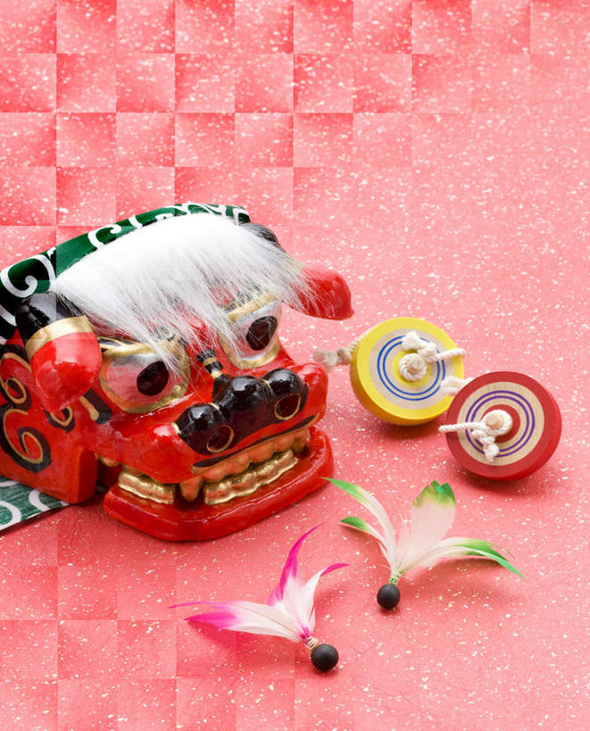 无人,竖图,俯视,室内,特写,白天,游戏,羽毛球,静物,玩具,羽毛,五个,许多,舞狮,面具,球拍,羽毛球拍,羽毛球装备,玩,娱乐,运动器械,陀螺,休闲,健身器械,益智,摄影,影棚,活动,发泄,消遣,智力,健身器材,宣泄,羽毛球球拍,陀罗,干乐,冰尜,打老牛,独乐,羽毛球运动,玩耍,嬉戏,彩图,高角度拍摄,影棚拍摄,拍摄,运动器材