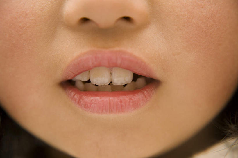 东方人,儿童,脸,头,脸颊,牙齿,一个人,站,横图,室内,特写,白天,正面,纯洁,亚洲,仅一个女性,仅一个人,黄种人,小孩,站着,仅一个小孩,可爱,童年,童趣,童真,烂漫,无邪,天真,女孩,女人,女性,亚洲人,孩子,头部,齿,脸部,脸蛋,面部,牙,牙龈,站立,半身,彩图,女生