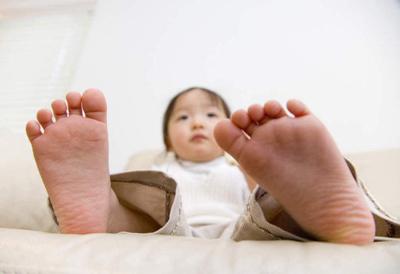 东方人,儿童,腿部,脚,脚趾,脚后跟,脚背,踝,腿,一个人,坐,横图,室内,白天,仰视,纯洁,床,卧室,亚洲,仅一个女性,仅一个人,床单,注视,黄种人,被子,小孩,黑色,观察,看,仅一个小孩,赤脚,可爱,童年,童趣,单人床,观看,察看,被单,关注,童真,烂漫,无邪,天真,女孩,女人,女性,亚洲人,孩子,脚底,坐着,半身,彩图,低角度拍摄,睡房,卧房,短发,女生