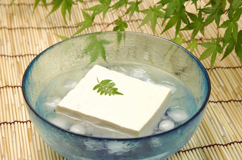 豆腐,无人,横图,俯视,室内,特写,白天,烹饪,枫树,餐具,叶子,装饰,日本料理,料理,食品,绿叶,菜肴,美食,食物,日式料理,日式,嫩叶,摄影,佳肴,影棚,华丽,修饰,点缀,豆制品,一碗,槭树,衬托,美观,雅致,雅观,鸡爪槭,叶,叶片,进餐用具,烹调用具,鸡爪枫,彩图,高角度拍摄,影棚拍摄,拍摄