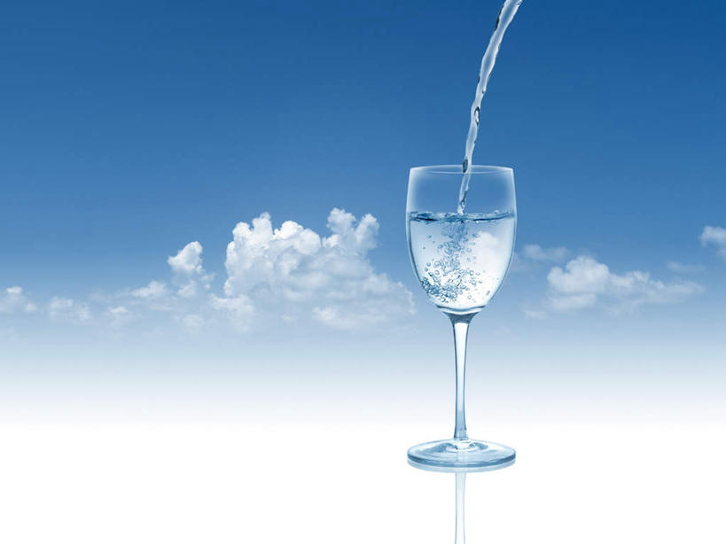无人,横图,室内,特写,白天,正面,数码,科技,水,杯子,倒,阴影,飞溅,溅,网络,高脚杯,液体,水滴,云,云朵,红酒杯,一杯,高光,几何,计算机图形,合成,云彩,玻璃制品,水珠,蓝色,白云,蓝天,天空,酒杯,天,晴朗,电脑合成图,数码合成图,喷洒,写实,具体,具象,玻璃杯,晴空,彩图