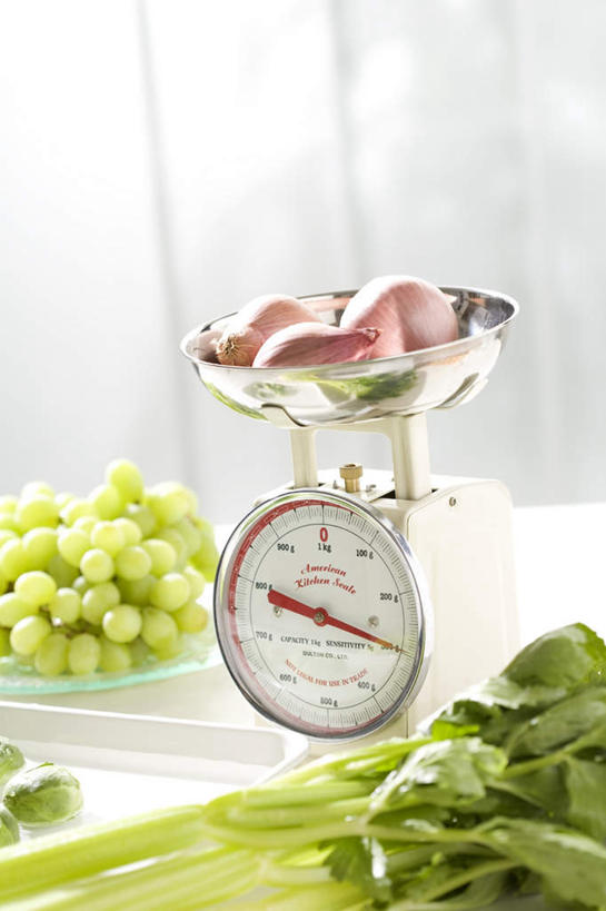 无人,竖图,室内,特写,白天,白色背景,正面,仪器,桌面,桌子,蔬菜,洋葱,叶子,一堆,堆叠,堆积,朦胧,模糊,新鲜,食品,绿叶,食物,一个,红色,嫩叶,摄影,有机食品,绿色食品,影棚,单个,堆,衡量,计量,台秤,衡器,叶,叶片,秤,圆葱,洋葱头,球葱,彩图,影棚拍摄,拍摄