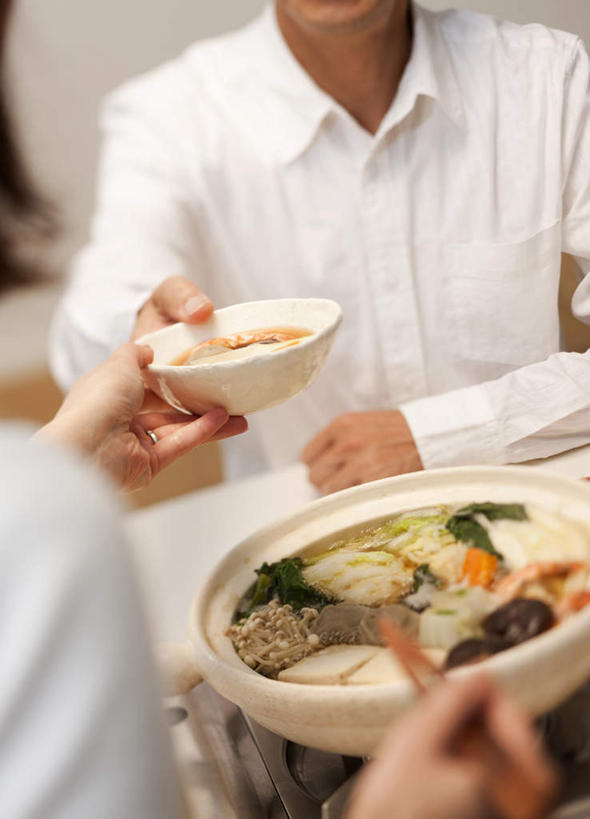 东方人,手,背部,两个人,家庭,夫妻,坐,竖图,室内,特写,白天,正面,衬衫,爱情,餐桌,筷子,桌子,餐具,亚洲,双手,朦胧,模糊,饭厅,食品,浪漫,拿,拿着,黄种人,锅,食物,碗,温暖,温馨,一家人,手部,恩爱,恋人,餐台,和睦,男人,男性,年轻男性,年轻女性,女人,女性,亚洲人,年轻人,夫妇,情侣,进餐用具,烹调用具,坐着,半身,彩图,衬衣,伴侣,融洽