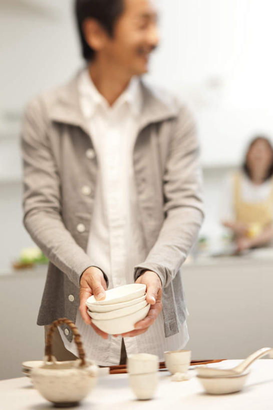 东方人,两个人,家庭,夫妻,站,坐,竖图,室内,白天,正面,爱情,餐桌,桌子,餐具,亚洲,服装,朦胧,模糊,勺子,饭厅,浪漫,拿,拿着,注视,休闲装,黄种人,衣服,调羹,汤匙,碗,观察,看,站着,休闲,温暖,温馨,一家人,休闲服,恩爱,恋人,服饰,餐台,观看,和睦,察看,关注,男人,男性,年轻男性,年轻女性,女人,女性,亚洲人,年轻人,夫妇,情侣,进餐用具,烹调用具,站立,坐着,半身,彩图,伴侣,融洽