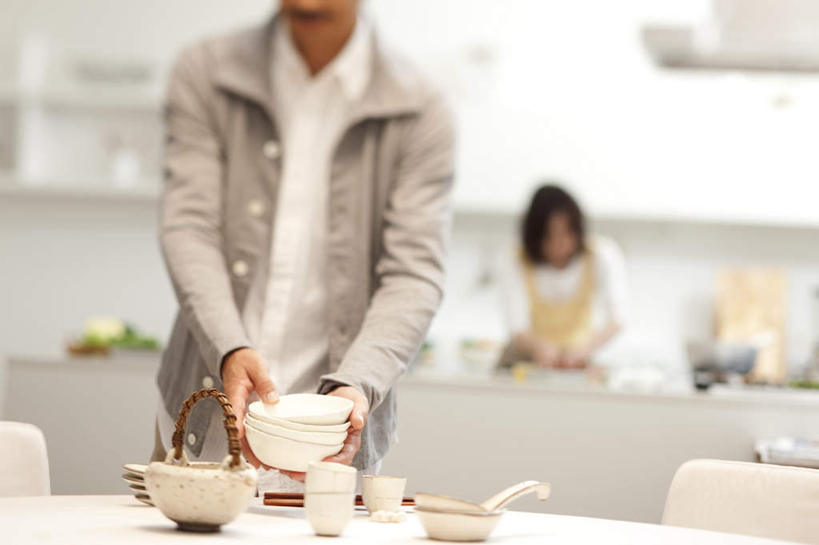 东方人,两个人,家庭,夫妻,站,坐,横图,室内,白天,正面,爱情,餐桌,桌子,餐具,亚洲,服装,朦胧,模糊,勺子,饭厅,浪漫,拿,拿着,注视,休闲装,黄种人,衣服,调羹,汤匙,碗,低头,观察,看,站着,休闲,温暖,温馨,一家人,休闲服,恩爱,恋人,服饰,餐台,观看,和睦,察看,关注,男人,男性,年轻男性,年轻女性,女人,女性,亚洲人,年轻人,夫妇,情侣,进餐用具,烹调用具,站立,坐着,半身,彩图,伴侣,融洽