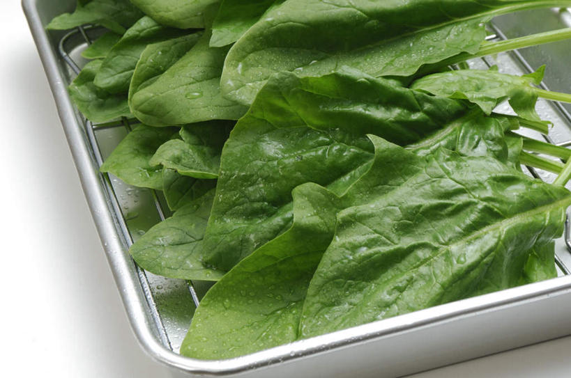 无人,横图,俯视,室外,特写,白天,白色背景,桌面,桌子,菠菜,蔬菜,叶子,金属制品,一排,许多,新鲜,整齐,金属,液体,水滴,食品,绿叶,水珠,食物,排列,容器,嫩叶,摄影,有机食品,绿色食品,影棚,储藏,铁盒,堆,储存,队列,叶,叶片,鹦鹉菜,鼠根菜,角菜,红嘴绿鹦哥,赤根菜,菠薐菜,波斯草,彩图,高角度拍摄,影棚拍摄,拍摄,贮存
