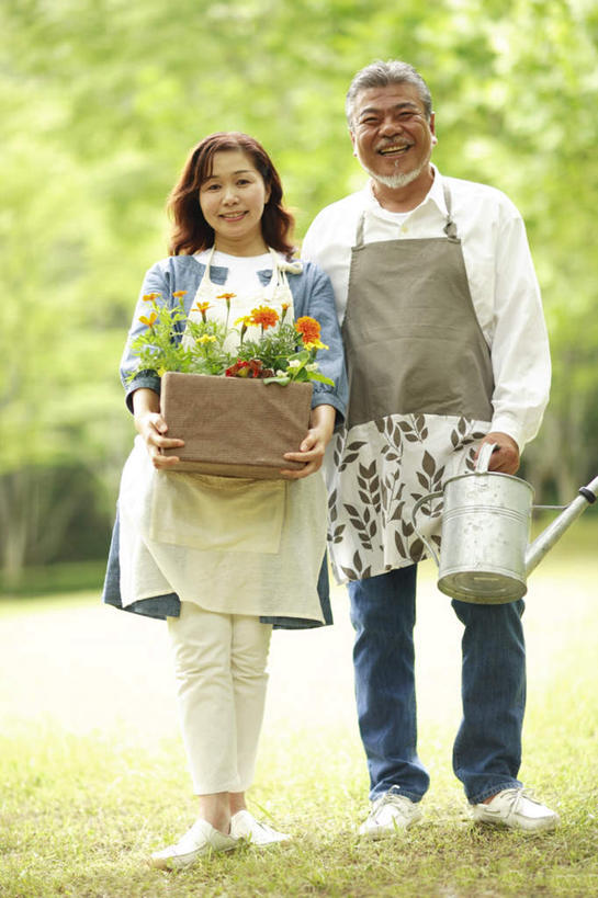 东方人,中年人,两个人,家庭,夫妻,站,捧,竖图,室外,白天,正面,爱情,草地,草坪,植物,亚洲,服装,朦胧,模糊,盛开,木制,壶,木盒,围裙,浪漫,拿,花蕾,洒水壶,拿着,注视,休闲装,黄种人,水壶,草,花,花瓣,花朵,鲜花,树,树木,衣服,绿色,自然,木制品,容器,花苞,花蕊,观察,看,站着,休闲,温暖,温馨,一家人,休闲服,恩爱,恋人,服饰,生长,成长,观看,储藏,和睦,察看,储存,关注,浇水壶,男人,男性,女人,女性,中年男性,中年女性,亚洲人,夫妇,情侣,端,端着,捧着,手捧,站立,彩图,全身,伴侣,融洽,贮存