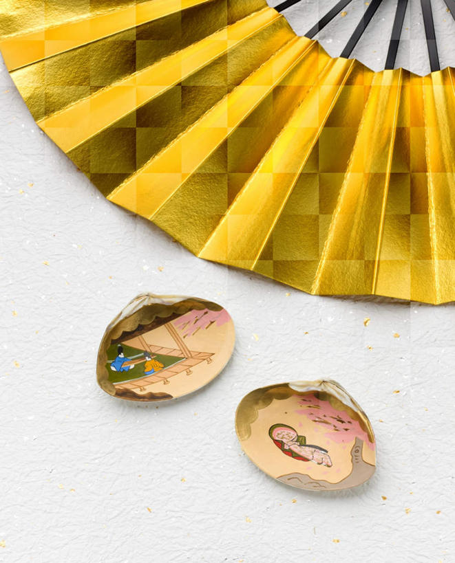 无人,竖图,俯视,室内,特写,白天,白色背景,桌面,桌子,静物,一把,装饰,日文,蚌壳,标志,扇子,文字,折扇,纸扇,字符,清凉,凉爽,文化,标识,画,两个,黄色,摄影,影棚,华丽,修饰,点缀,日语,衬托,美观,雅致,雅观,撒扇,彩图,高角度拍摄,影棚拍摄,拍摄,传统文化