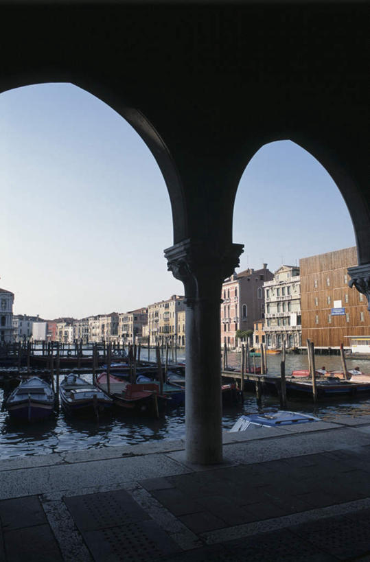 无人,高楼大厦,竖图,室外,白天,正面,旅游,度假,美景,水,大厦,建筑,摩天大楼,船,意大利,欧洲,威尼斯,一排,许多,阴影,波纹,整齐,光线,液体,影子,景观,水滴,云,云朵,木船,云彩,娱乐,排列,蓝色,白云,蓝天,水纹,天空,阳光,自然,交通工具,波浪,天,享受,休闲,景色,放松,舟,队列,南欧,自然风光,载具,意大利共和国,彩图,大楼,高层建筑,高楼,摩天楼