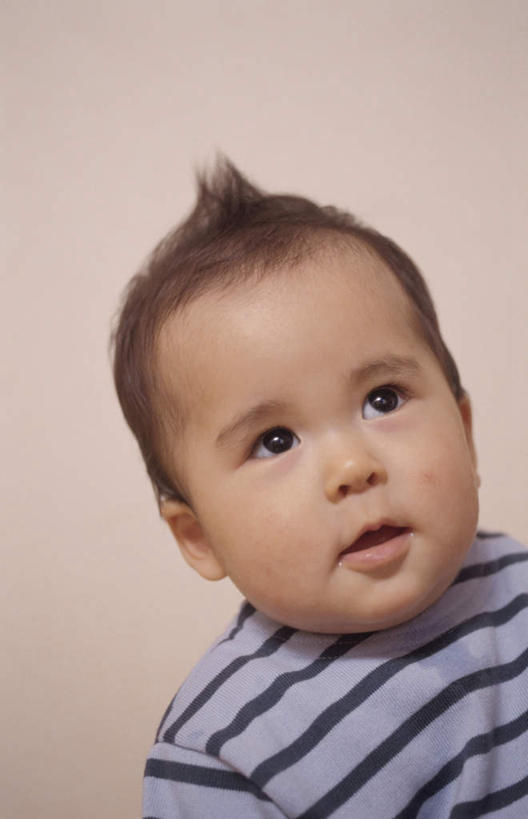 儿童,头发,一个人,站,笑,微笑,露齿笑,竖图,室内,白天,白色背景,正面,纯洁,仅一个男性,仅一个人,一排,阴影,条纹,服装,整齐,反射,影子,注视,休闲装,排列,小孩,衣服,蓝色,黑色,观察,看,站着,张嘴,仅一个小孩,休闲,休闲服,可爱,童年,童趣,摄影,服饰,影棚,观看,察看,队列,关注,张大嘴巴,童真,烂漫,无邪,天真,男孩,男人,男性,孩子,张开嘴,站立,半身,彩图,影棚拍摄,拍摄,男生