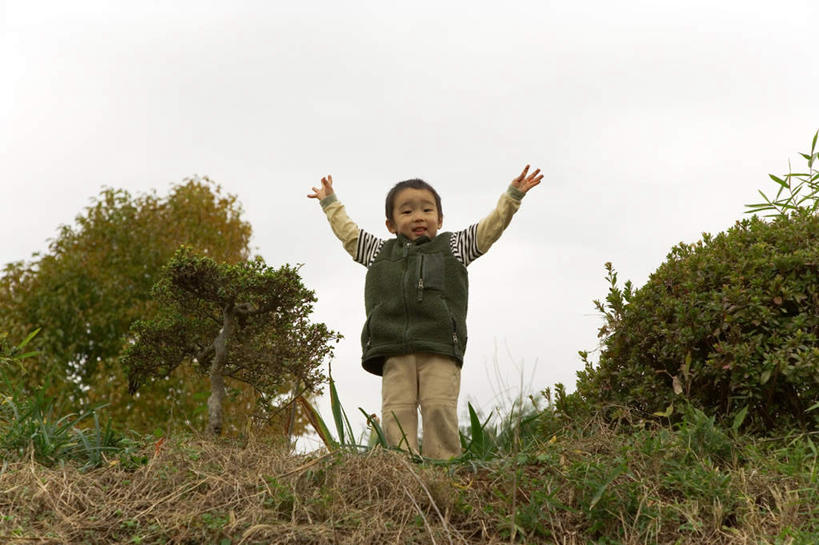 东方人,儿童,头发,一个人,站,举,伸展双臂,笑,微笑,露齿笑,横图,室外,白天,仰视,旅游,度假,纯洁,草地,草坪,植物,亚洲,仅一个男性,仅一个人,阴影,服装,光线,影子,注视,休闲装,黄种人,娱乐,草,树,树木,小孩,衣服,蓝色,绿色,黑色,灰色,蓝天,天空,阳光,自然,天,观察,看,托,站着,仅一个小孩,享受,休闲,休闲服,放松,可爱,童年,童趣,服饰,生长,成长,观看,察看,关注,童真,烂漫,无邪,天真,男孩,男人,男性,亚洲人,孩子,敞开双臂,举起,举手,举着,伸开双臂,向上举,向上伸,向上托,展开双肩,站立,张开手臂,张开双臂,彩图,低角度拍摄,全身,五指张开,男生