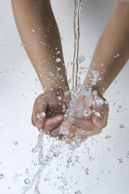 东方人,手,一个人,捧,摸,竖图,俯视,室内,特写,白天,白色背景,水,亚洲,双手,仅一个年轻女性,仅一个女性,仅一个人,抚摸,飞溅,溅,液体,水滴,黄种人,水珠,手部,摄影,流动,影棚,喷洒,年轻女性,女人,女性,亚洲人,触摸,端,端着,接触,捧着,手捧,半身,彩图,高角度拍摄,影棚拍摄,拍摄