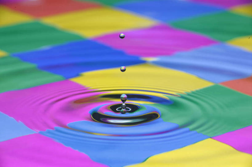 无人,横图,俯视,室内,白天,数码,科技,水,一排,许多,阴影,波纹,飞溅,整齐,重叠,环绕,溅,围绕,光线,网络,方格,螺旋,液体,影子,圆圈,水滴,水面,高光,几何,计算机图形,合成,水珠,排列,黄色,红色,蓝色,绿色,水纹,阳光,波浪,生机,电脑合成图,数码合成图,队列,喷洒,螺纹,写实,具体,具象,灵动,彩图,高角度拍摄