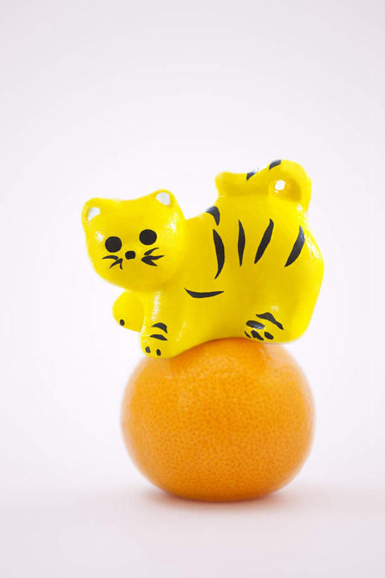 无人,站,竖图,室内,特写,白天,白色背景,正面,桌面,野生动物,玩具,艺术,装饰,注视,文化,传统,一个,一只,黄色,动物,观察,看,站着,球体,橙色,摄影,影棚,单个,观看,工艺,华丽,修饰,点缀,察看,关注,创作,凶猛,衬托,美观,雅致,雅观,残暴,凶残,老虎,站立,彩图,影棚拍摄,拍摄